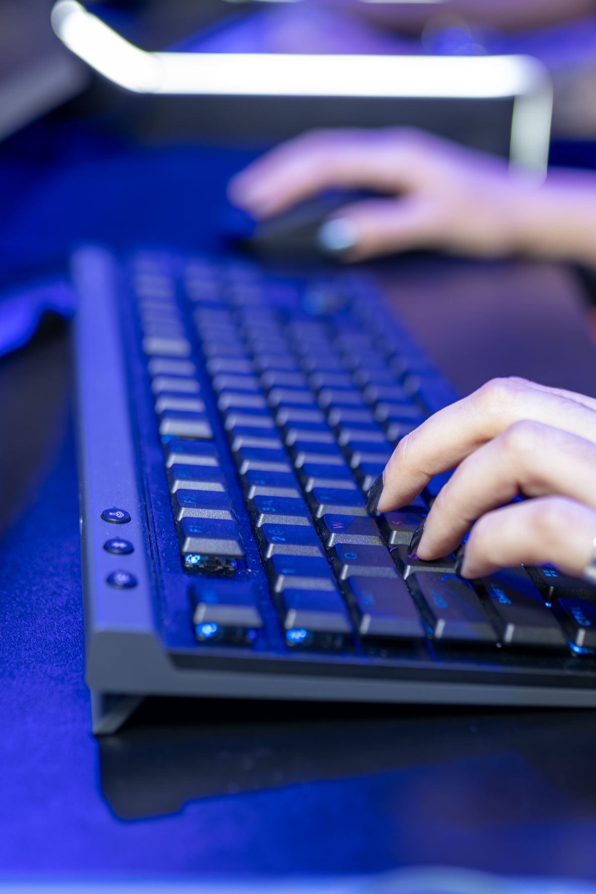 Eine Hand tippt schnell auf einer Tastatur