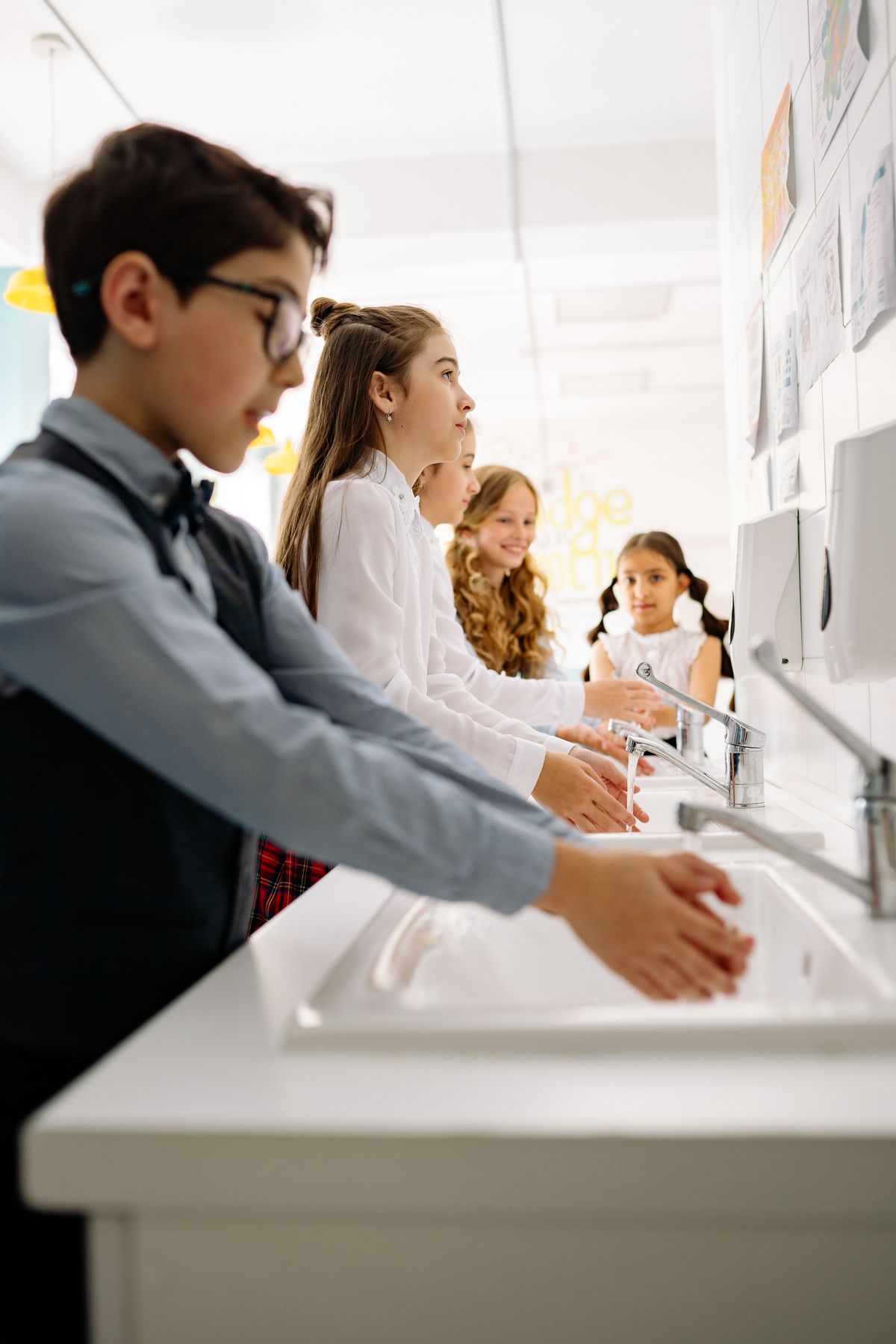 Kinder waschen sich am Waschbecken die Hände