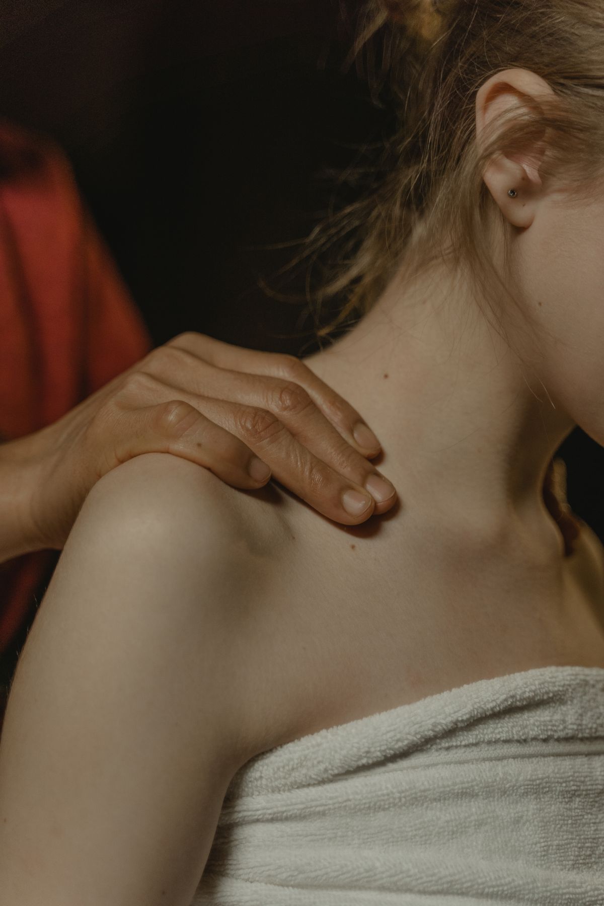 Un massage des épaules en cours