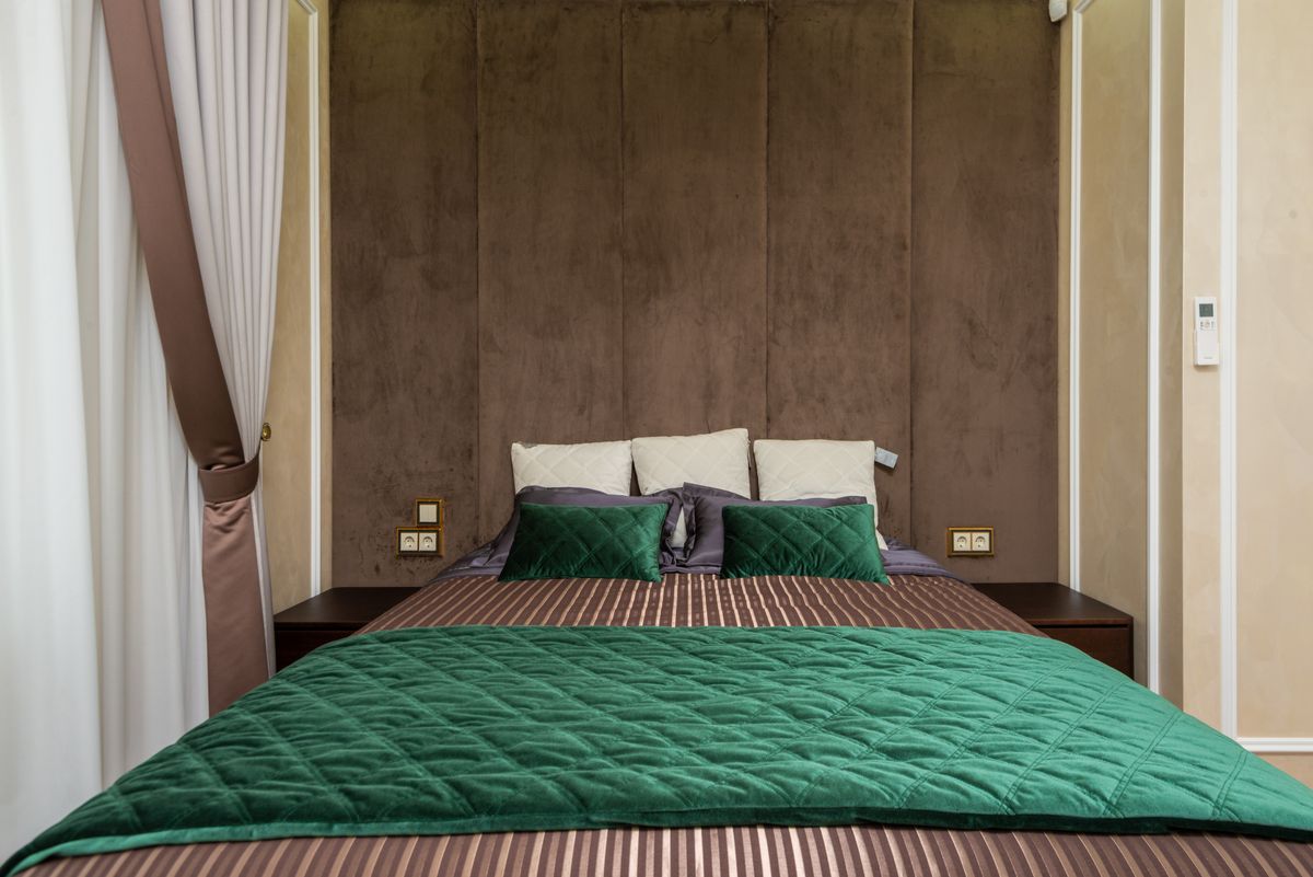 Una camera da letto ordinata