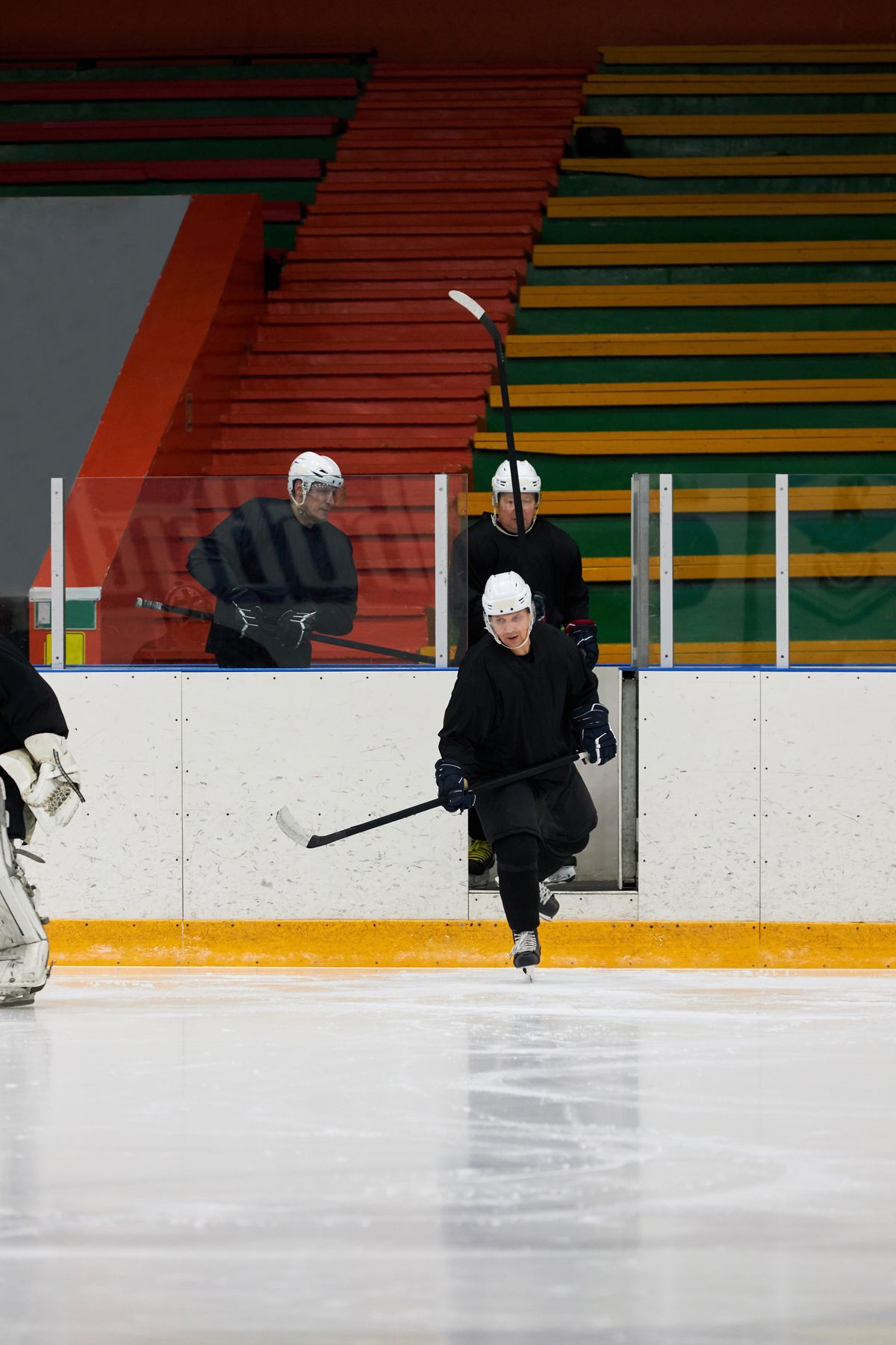 Buz hokeyi antrenmanında paten süren bir sporcu