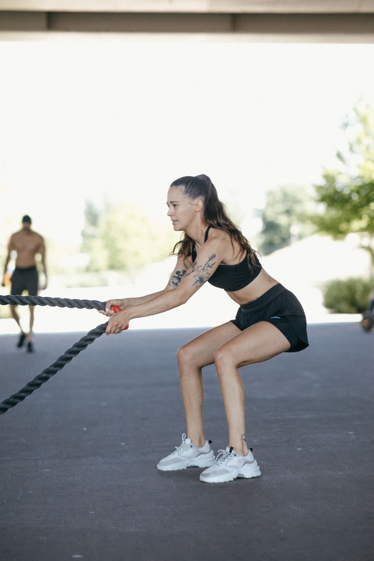 Grup halinde CrossFit antrenmanı yapan sporcular
