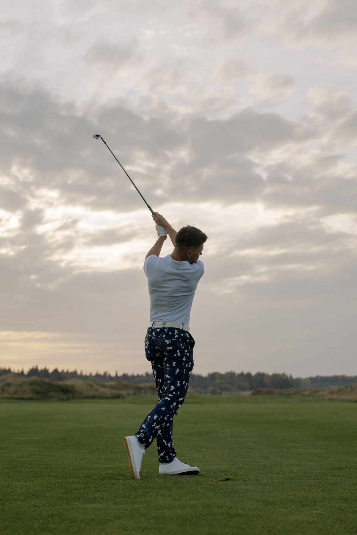 Golf sahasında vuruş yapan bir oyuncu