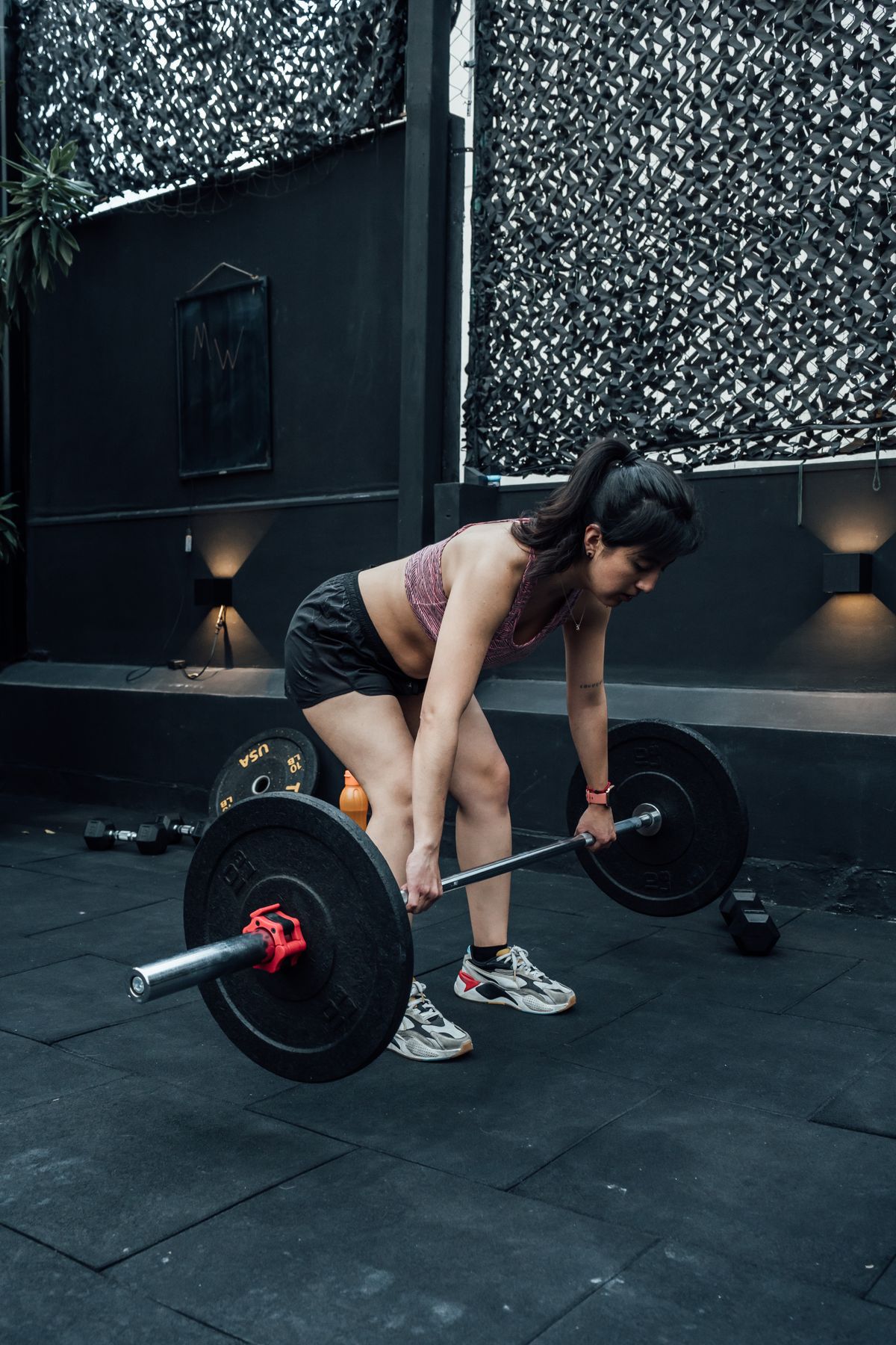Barbell kaldıran bir kadın