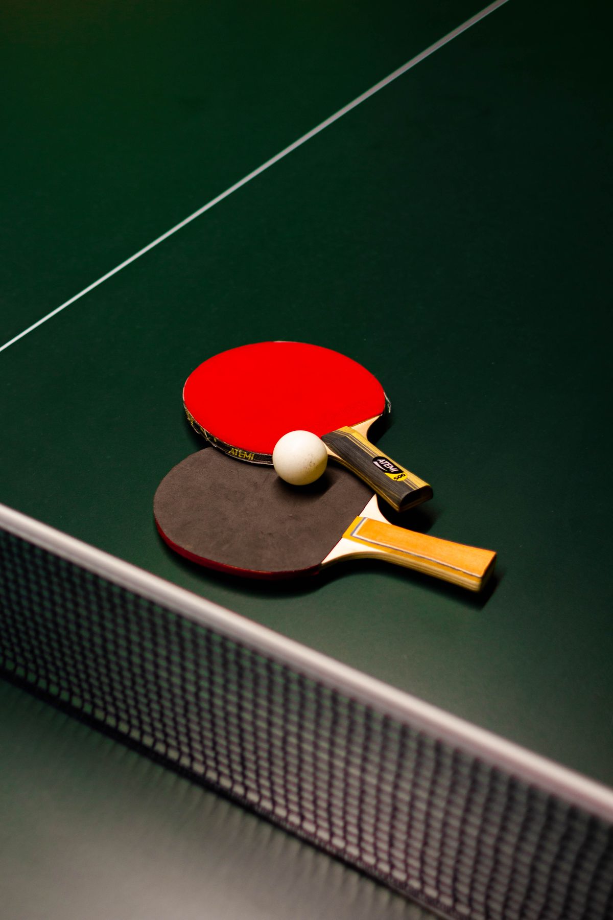 Un giocatore colpisce la pallina con una racchetta da tennis da tavolo