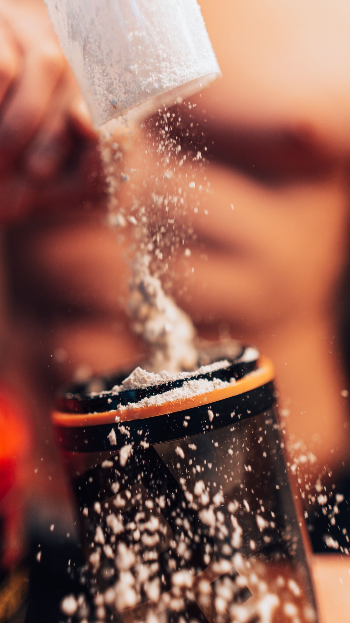 Shaker kabına dökülen protein tozu