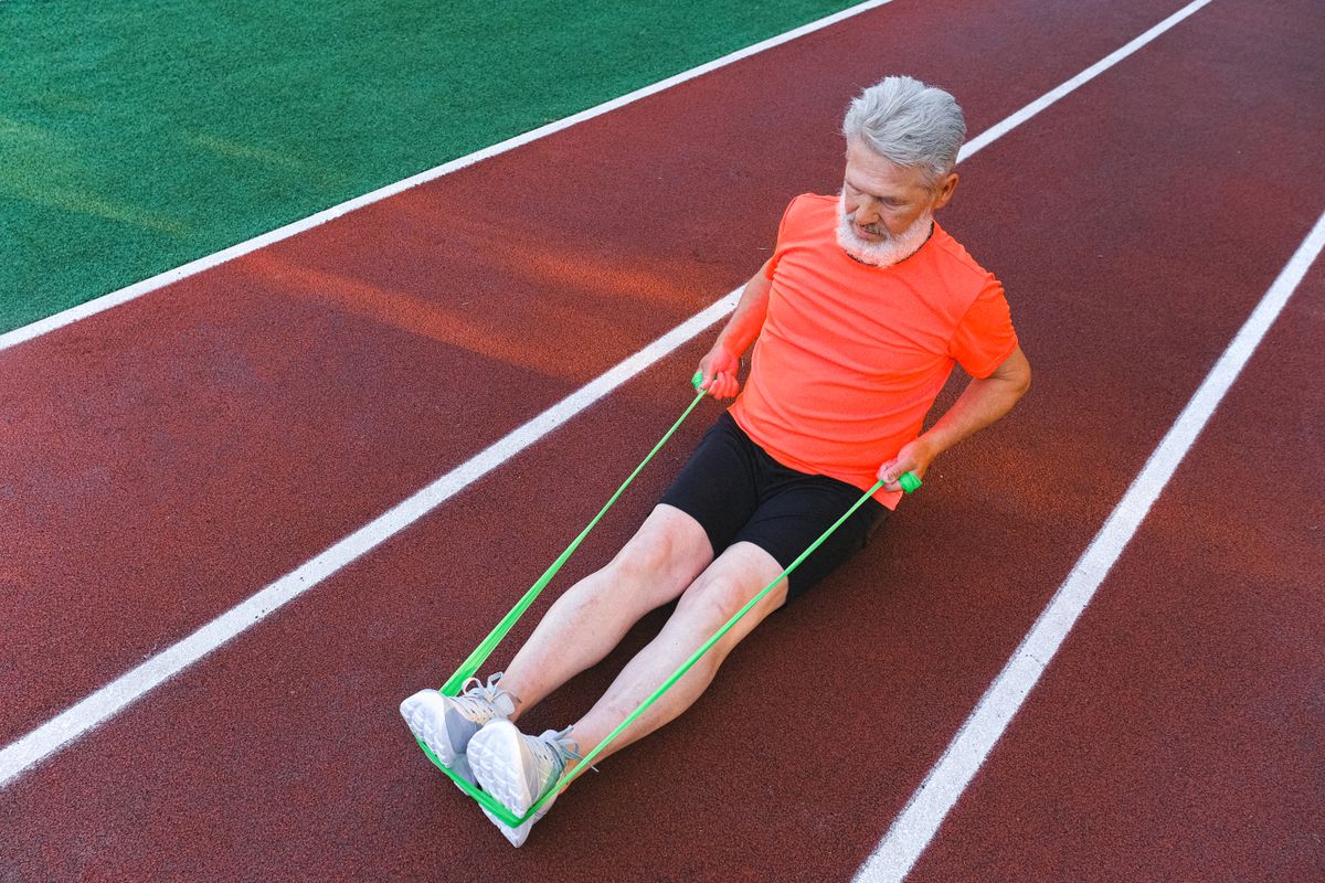 Un athlète effectuant un exercice d’équilibre