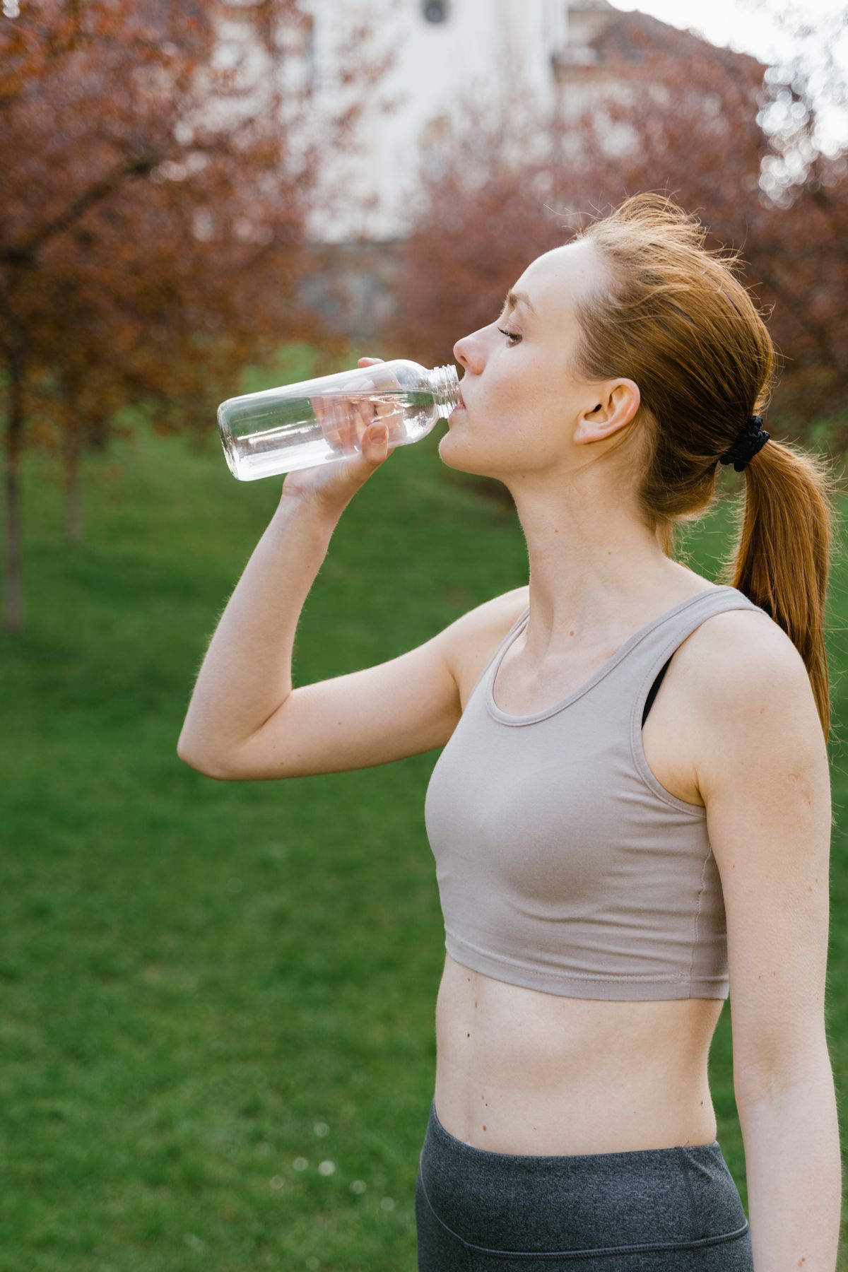 Un athlète buvant de l’eau après l’effort