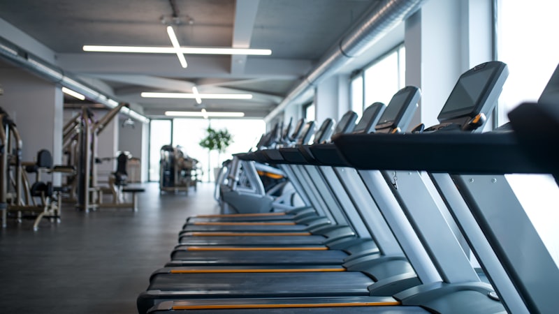 Boş bir spor salonunda sıra sıra koşu bantları