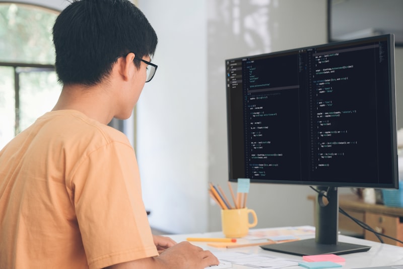 Ein Kind schreibt Code am Computer