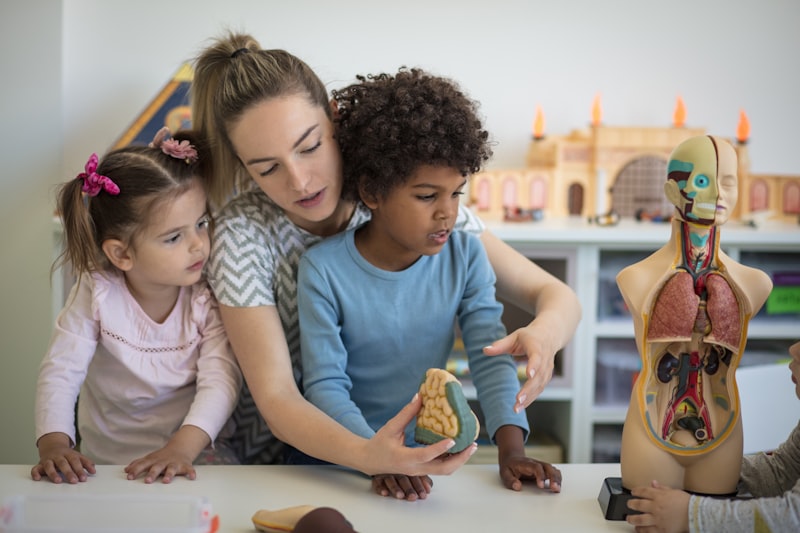 Eine Lehrerin beschäftigt sich intensiv mit Kindern