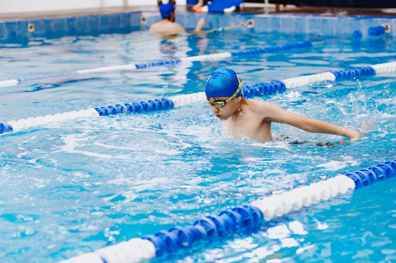 Yüzme havuzu ve sporcular