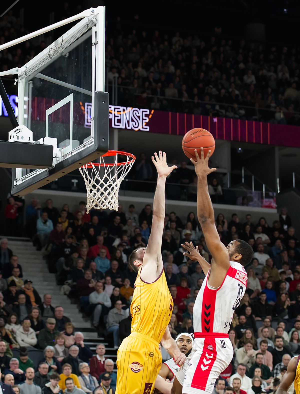 Potaya doğru smaç yapan bir basketbolcu