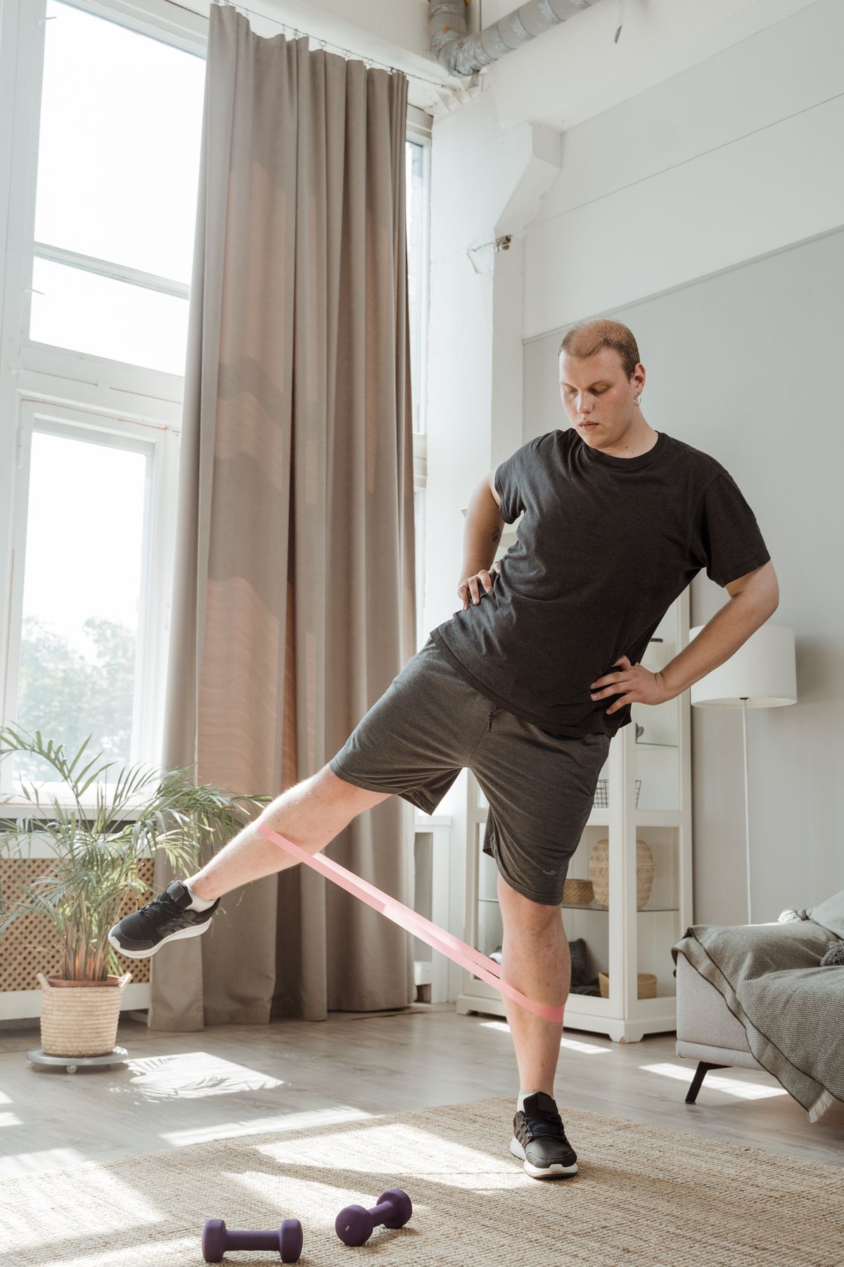 Un homme fait un exercice de jambes avec une bande de résistance